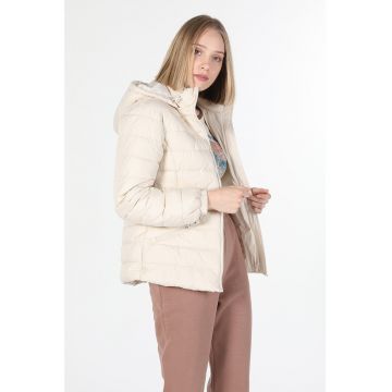 Geaca slim fit matlasata cu gluga Geaca slim fit matlasata cu gluga