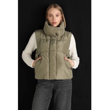 Vesta matlasata cu guler inalt Vesta matlasata cu guler inalt