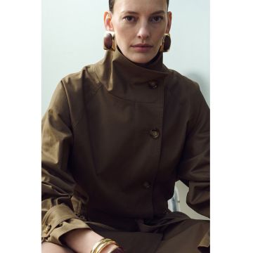 Trenci scurt cu nasturi si guler inalt - Maro