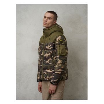 Geaca matlasata cu model camuflaj