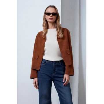 Jacheta scurta din imitatie de piele intoarsa -  maro castaniu - cu buzunar - pentru femei