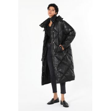 Geaca cu vatelina - gluga si aspect matlasat Geaca cu vatelina - gluga si aspect matlasat