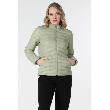 Geaca matlasata cu guler scurt Geaca matlasata cu guler scurt