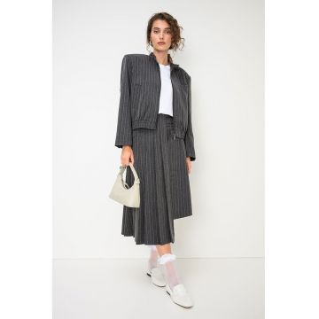 Jacheta lejera cu model in dungi - Alb/Gri inchis