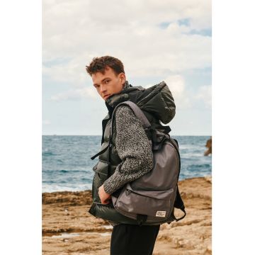 Vesta bufanta cu gluga si aspect matlasat