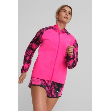 Jacheta cu gluga si detalii contrastante pentru alergare