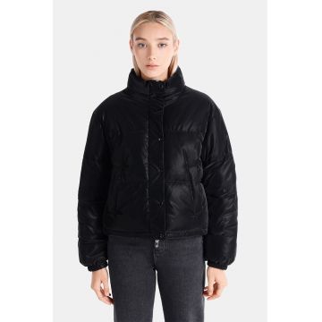 Geaca cu vatelina si guler inalt Geaca cu vatelina si guler inalt