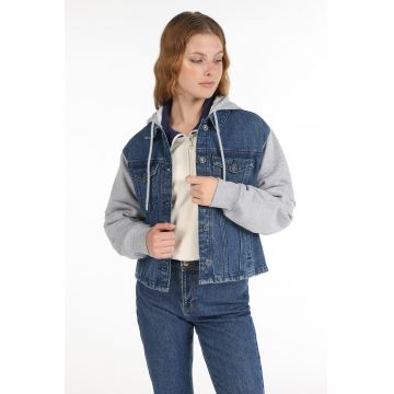 Jacheta din denim cu maneci si gluga contrastante Jacheta din denim cu maneci si gluga contrastante