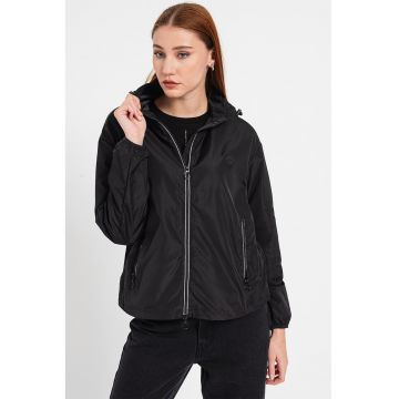 Jacheta windbreaker cu gluga