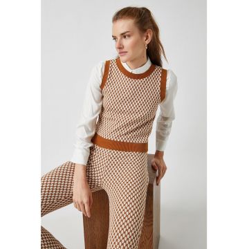 Vesta tricotata cu model geometric