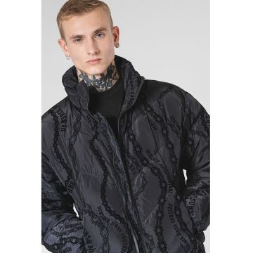 Geaca cu model logo si guler inalt Geaca cu model logo si guler inalt