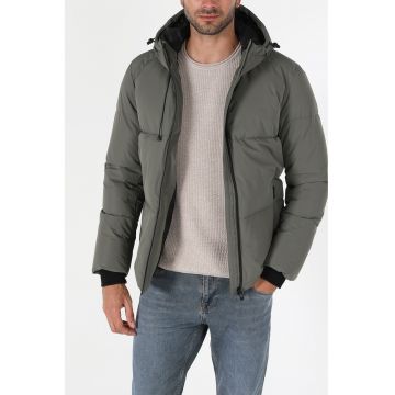 Geaca slim-fit matlasata cu gluga