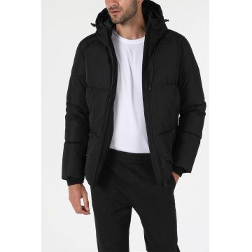 Geaca slim-fit matlasata cu gluga