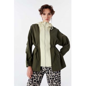 Jacheta cu model 2 in 1 si gluga si talie ajustabile