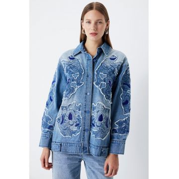 Jacheta de denim cu aplicatii contrastante