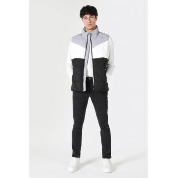 Vesta cu model colorblock si guler inalt