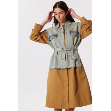 Trenci cu design 2-in-1 si insertii din denim