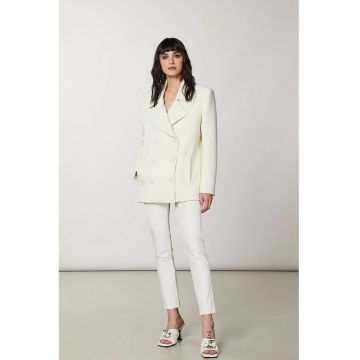 Palton scurt petrecut - revere largi cu croi feminin pentru o eleganta contemporana