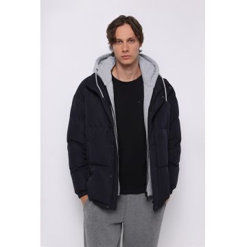 Geaca cu guler inalt si model uni Geaca cu guler inalt si model uni