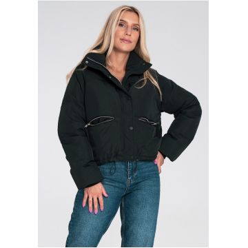 Geaca scurta  neagra - sintetica - cu guler ridicat si buzunare - pentru femei Geaca scurta  neagra - sintetica - cu guler ridicat si buzunare - pentru femei