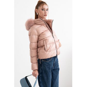 Geaca cu umplutura de puf si gluga