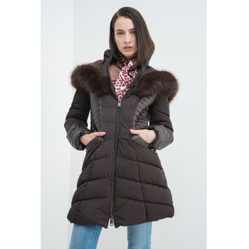 Geaca matlasata si cambrata cu gluga de blana sintetica