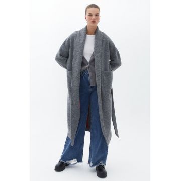 Haina din amestec de lana cu un cordon Haina din amestec de lana cu un cordon