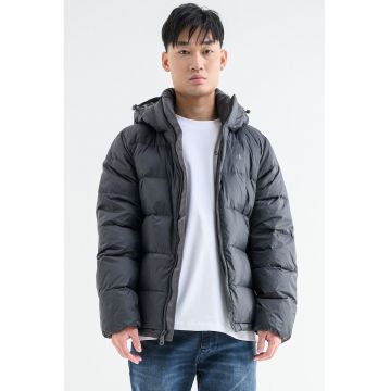 Geaca cu umplutura de puf - finisaj rezistent la apa si fermoar