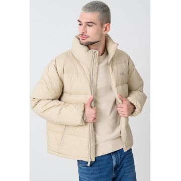 Geaca cu umplutura de puf si finisaj rezistent la apa