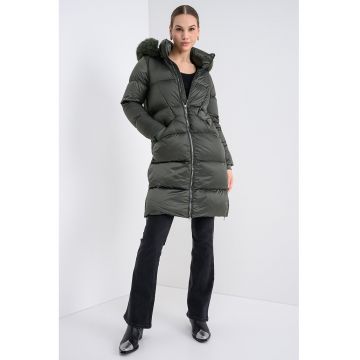 Geaca lunga cu umplutura de puf