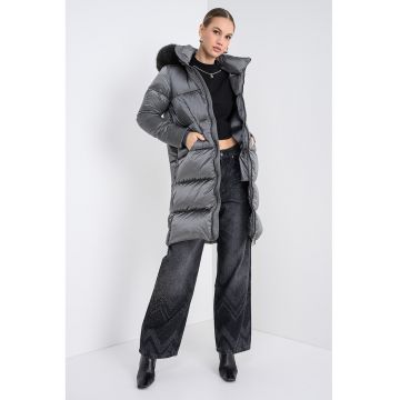 Geaca lunga cu umplutura de puf
