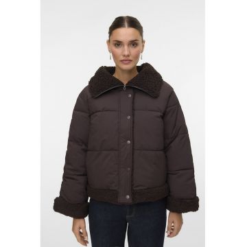 Geaca matlasata cu detalii din material teddy