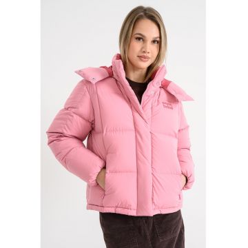 Geaca rezistenta la apa cu umplutura de puf