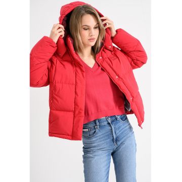 Geaca rezistenta la apa cu umplutura de puf