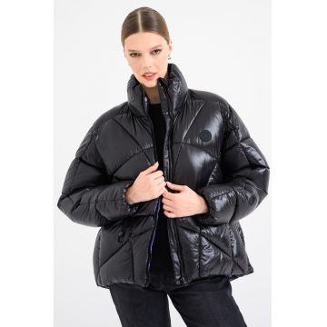 Geaca supradimensionata matlasat acu guler inalt