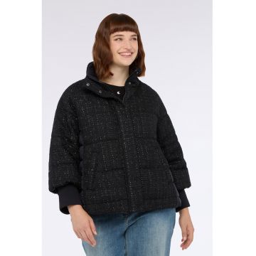 Jacheta cu guler inalt si aspect stralucitor