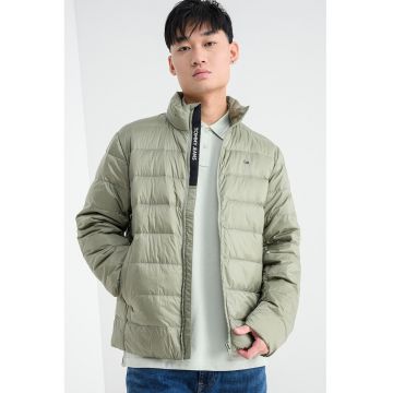 Jacheta cu logo discret