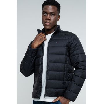 Jacheta cu logo discret