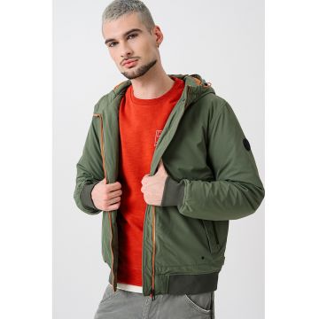 Jacheta usoara cu gluga si vatelina