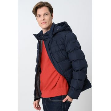 Geaca cu finisaj rezistent la apa si gluga detasabila Leitan