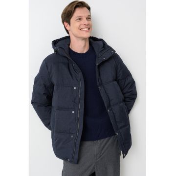 Geaca cu gluga ajustabila