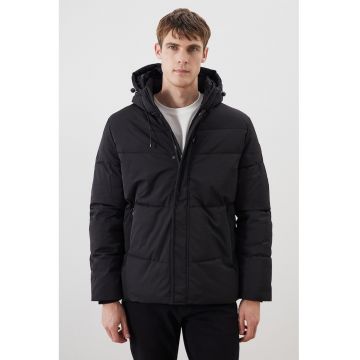 Geaca cu gluga si aspect matlasat