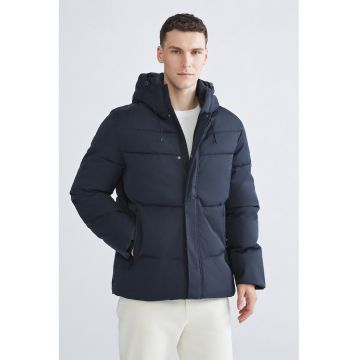 Geaca cu gluga si aspect matlasat