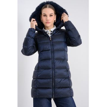 Geaca cu umplutura de puf cu gluga cu garnitura de blana sintetica