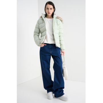 Geaca cu umplutura de puf si gluga