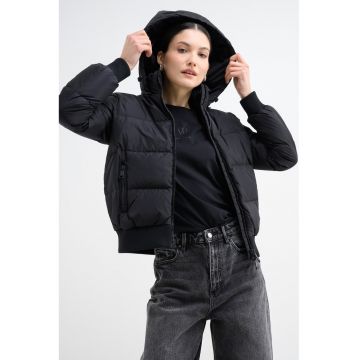 Geaca cu umplutura de puf si gluga