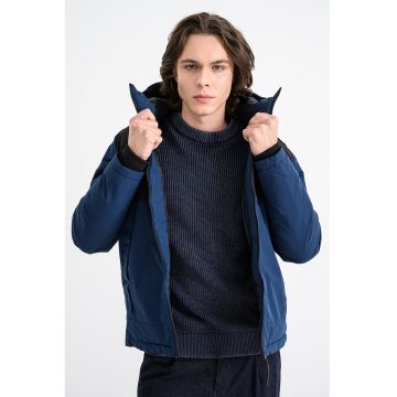 Geaca cu vatelina subtire si finisaj rezistent la apa