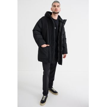 Geaca lunga cu buzunare cu clapa si gluga Mandev