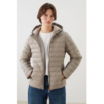 Geaca matlasata cu gluga