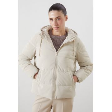 Geaca matlasata cu gluga